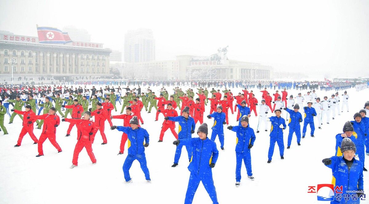 Auf dem Kim-Il-Sung-Platz in Pjöngjang (Nordkorea) turnen Beamte bei der ersten gemeinsamen Sportveranstaltung dieses Jahres. KCNA VIA KNS/AFP