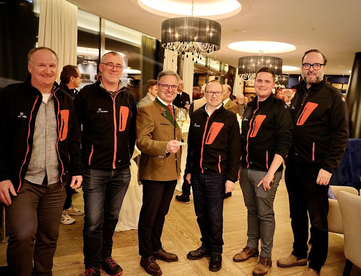Aufsichtsratschef Florian Moosbrugger und Vorstand Klaus Nußbaumer mit den Bereichsleitern Christian Röhrig, Markus Nagele, Raphael Ganahl, Bernd Simons. AG