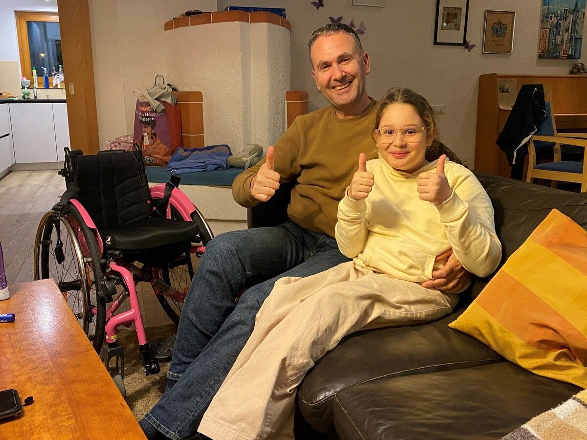 Aurora und Papa Valdet. Das querschnittsgelähmte Mädchen kämpft mit großem Einsatz für eine Verbesserung ihrer Mobilität. VN/Hämmerle