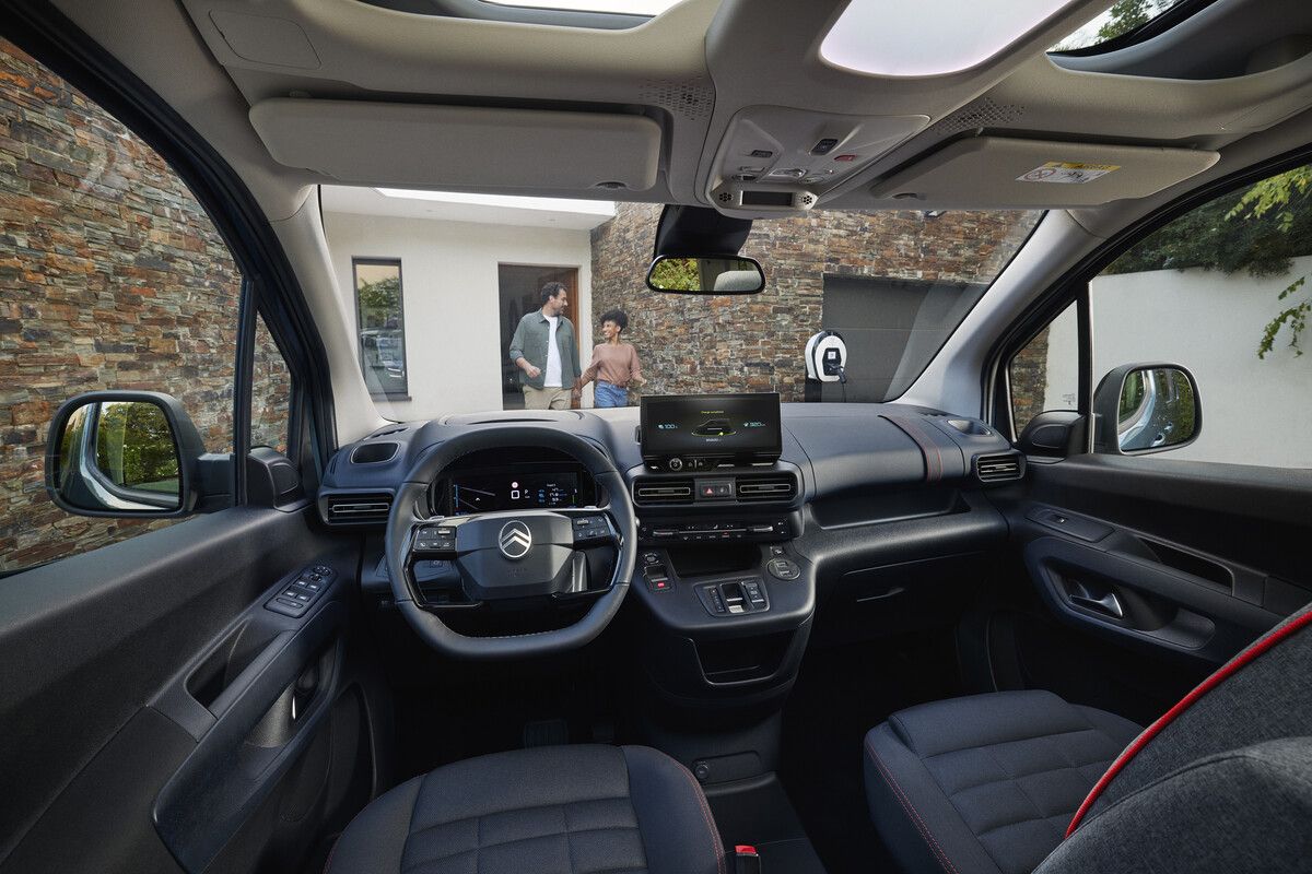 Bei aller Baugleichheit mit dem Peugeot Rifter ist das Interieur nach Art des Doppelwinkel-Hauses gestylt.