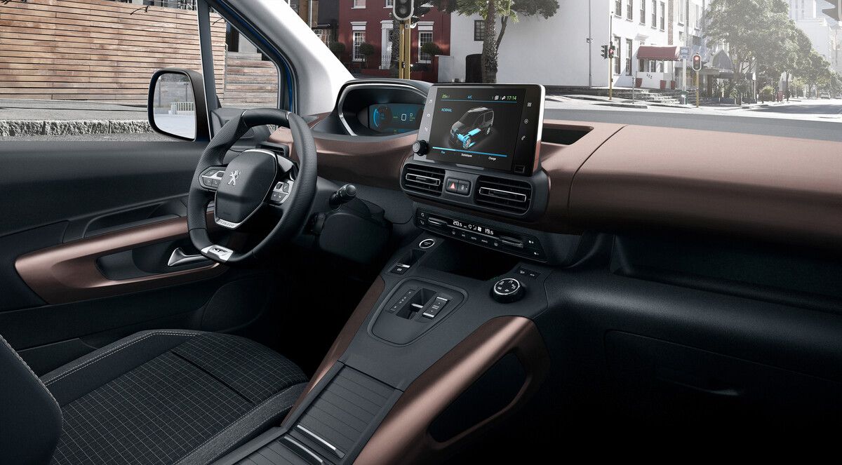 Bei aller Nützlichkeits-Basis: Das typisch eigenwillige i-Cockpit gehört in jedem Löwen-Automobil dazu.