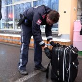 Reinigungsmitarbeiter mit schmutziger Weste