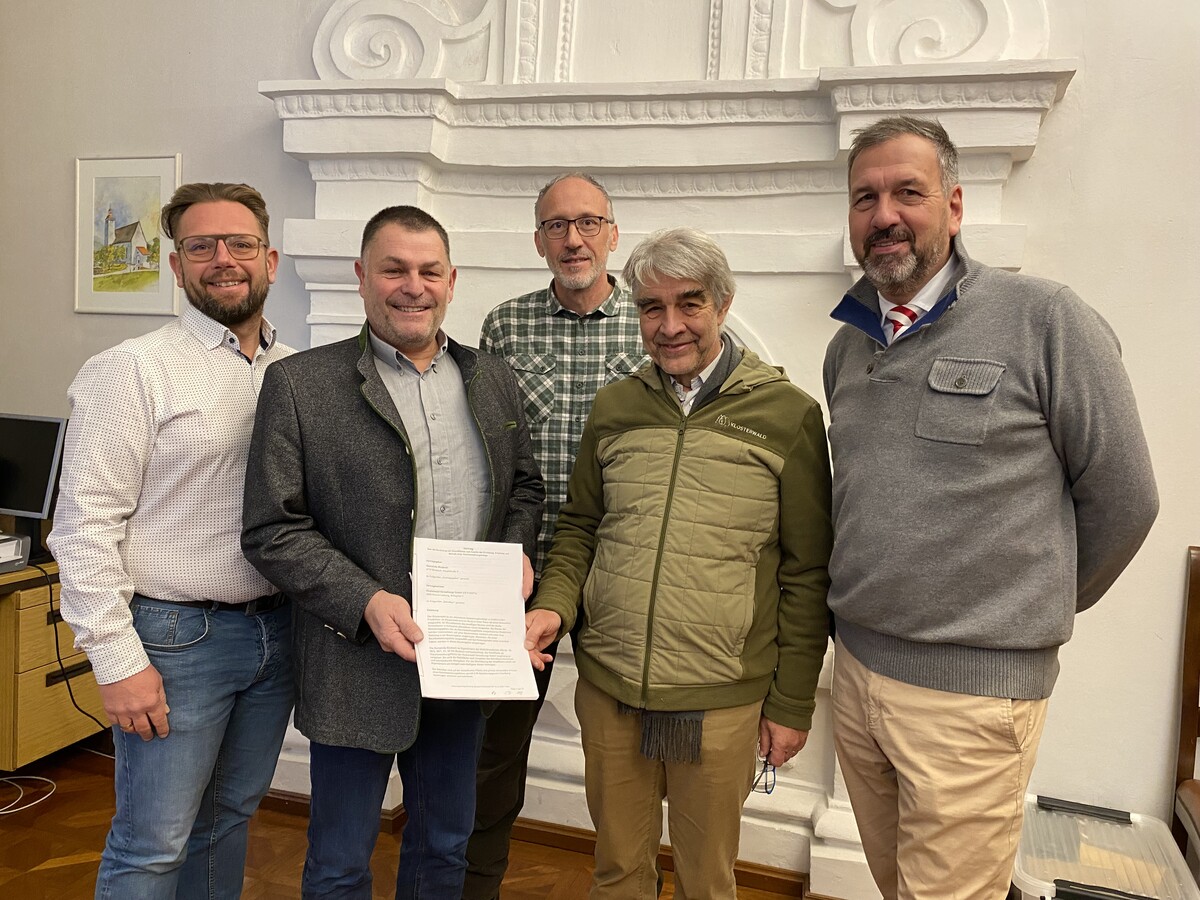 Bei der Vertragsunterzeichnung (v. l.): Vizebürgermeister Roland Köfler, Bürgermeister Martin Konzet, Geschäftsführer Christian Berner und Axel Baudach von der Klosterwald GmbH, hinten: Walter Amann von der Forstbetriebsgemeinschaft Jagdberg. VN/JUN