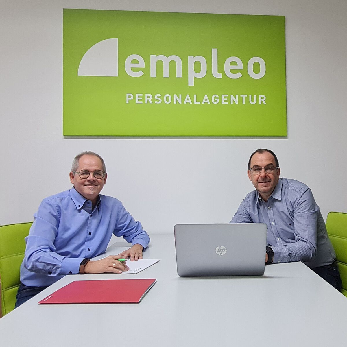 Bei einem ersten persönlichen Gespräch nehmen sich Harald Müller (l.) und Martin Lenz Zeit, um ein aussagekräftiges Bild über den Bewerber zu erhalten. empleo GmbH