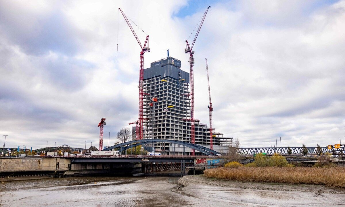 Beim Elbtower in Hamburg etwa werden weitere Finanzmittel benötigt. afp