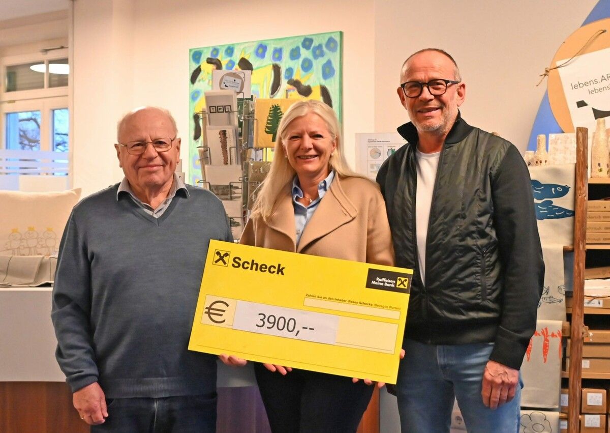 Bernd Brändle, Michaela Wagner-Braito (GF Lebenshilfe) und Franz Kopf bei der Scheckübergabe. Gemeinde Altach