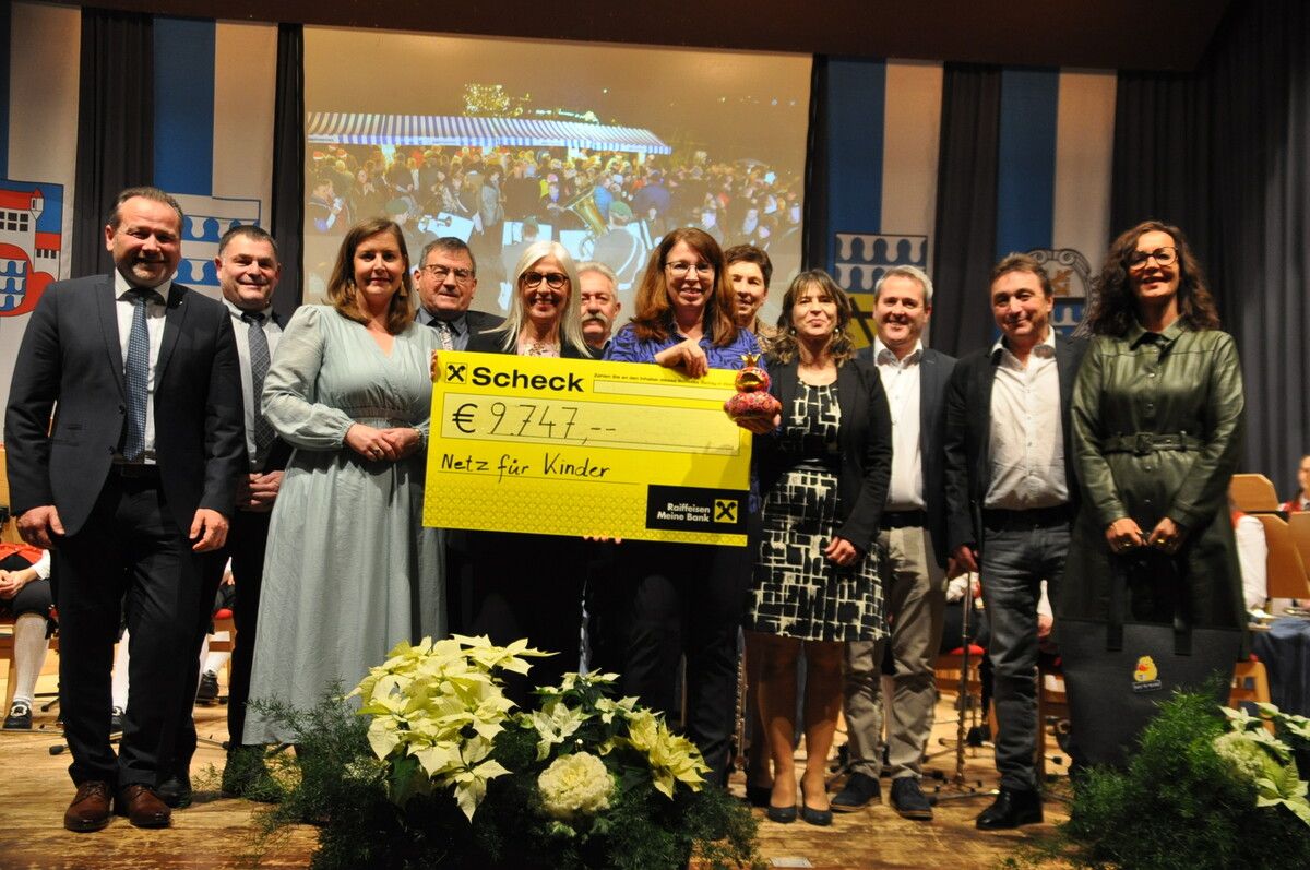 Bgm. Harald Witwer, Bgm. Martin Konzet, Verena Burtscher (Villa Falkenhorst), Bgm. Willi Müller, Ulli Laine-Valentini (Netz für Kinder), Bgm. Alwin Müller, Bürgermeisterin Alexandra Schalegg, Andrea Schwarzmann, Bürgermeisterin Alexandra Martin, Bgm. Erich Kaufmann, Bgm. Werner Konzett und Conny Amann (Netz für Kinder). HAB (2)