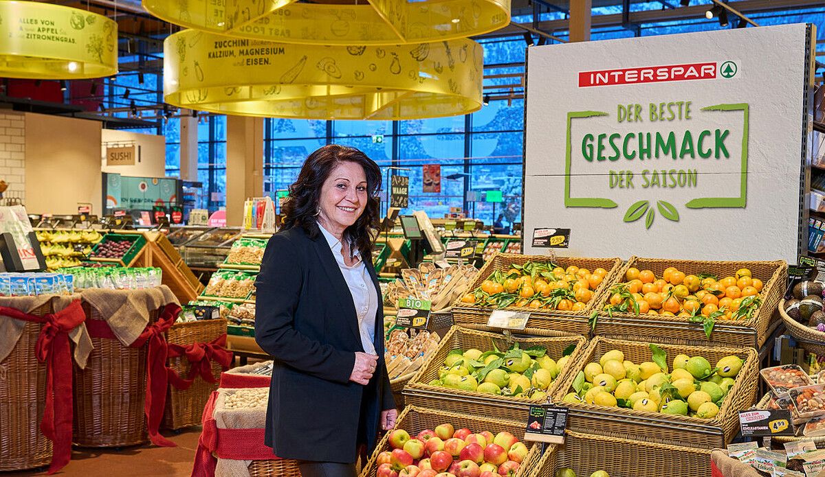 Birgit Köpf, Geschäftsleiterin des Interpar Hypermarktes in Bürs, freut sich über die positiven Reaktionen der Kunden nach der Rundumerneuerung. Fa/Sillaber
