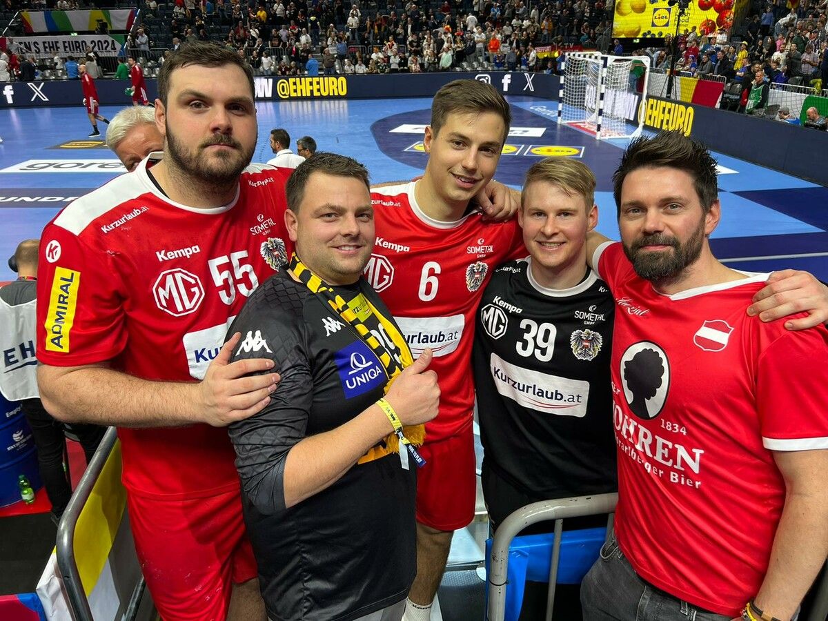 Björn Tyrner (r.) und Philipp Lunardon mit den drei Bregenz-Spielern.Privat
