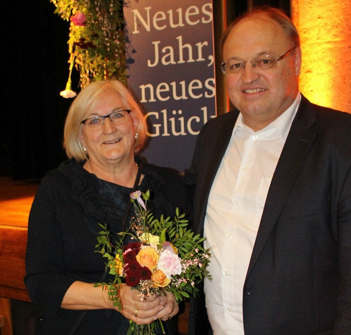 Blumen für Katharina Pfanner – nach fast 24 Jahren in der Gemeindepolitik genoss sie den Neujahrsempfang erstmals als Polit-Pensionistin. STP