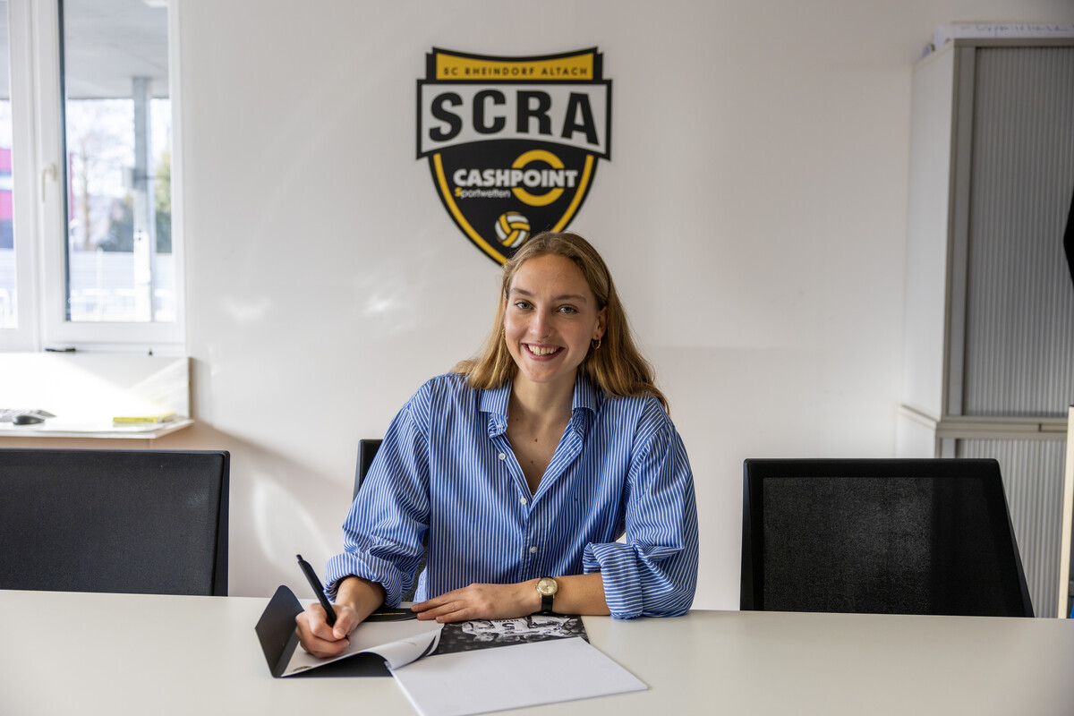 Brigitta Pulins setzte ihre Unterschrift unter den Vertrag beim SCR Altach/FFC Vorderland und soll der Mannschaft von Trainer Bernhard Summer in der Offensive helfen.SCRA