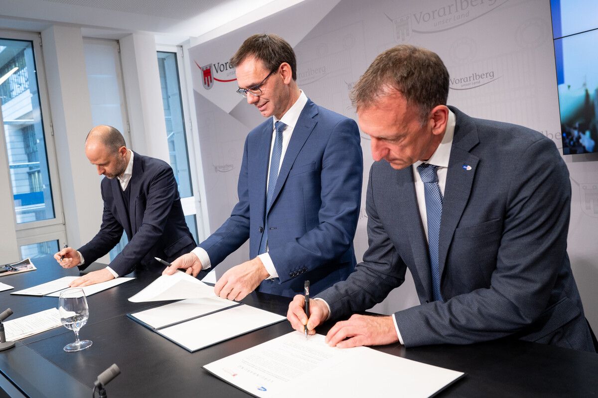 Bündnis für Beschäftigung: Am Mittwoch unterzeichneten LR Marco Tittler, LH Markus Wallner und AMS-GF Bernhard Bereuter ihr Arbeitsmarktpaket.VLK/Serra