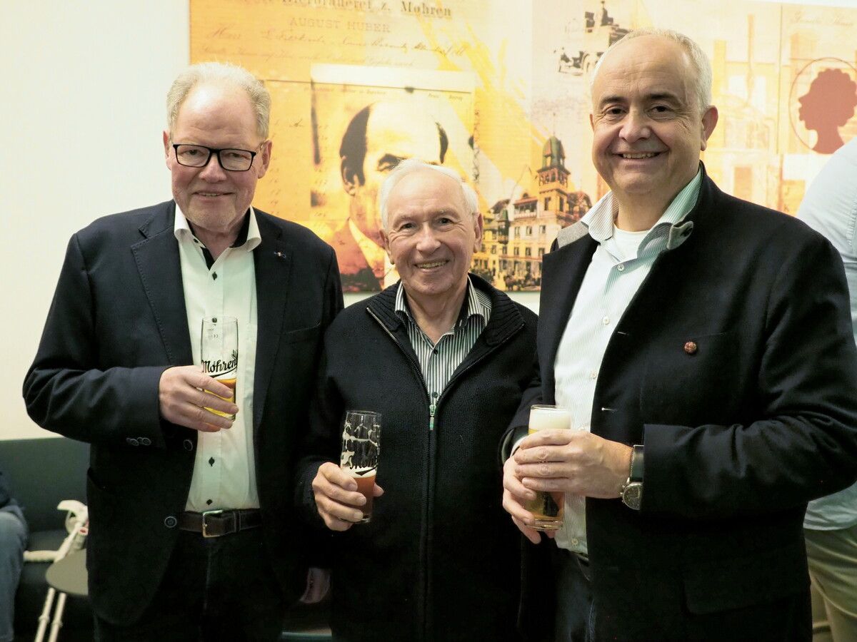 Bürgermeister Manfred Böhmwalder mit Alt-BM Werner Huber und Weinpate Günter Vonblon.