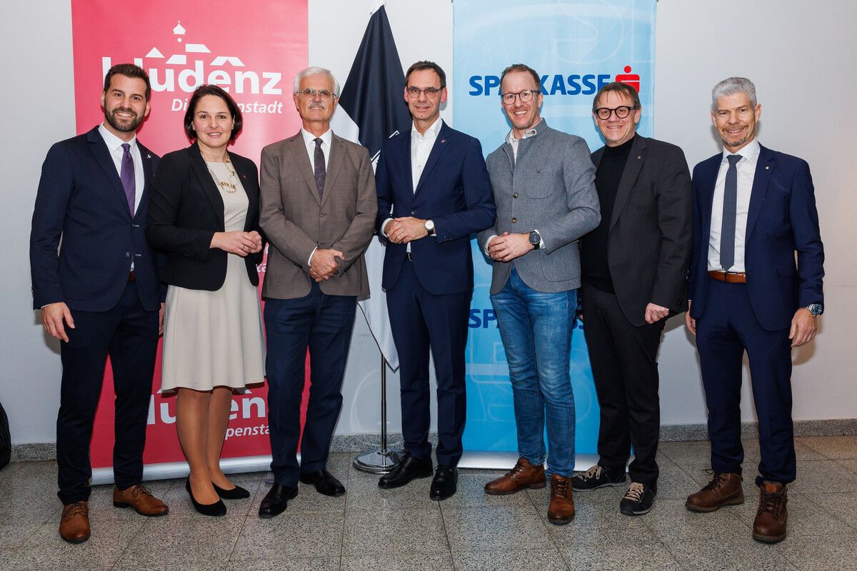 Bürgermeister Simon Tschann, Landtagsvizepräsidentin Monika Vonier, Historiker Manfred Tschaikner, Landeshauptmann Markus Wallner, Landesrat Christian Gantner, Landtagsabgeordneter Christoph Thoma und Thomas Schreiber, Vorstand der Sparkasse Bludenz. Bernd Hofmeister