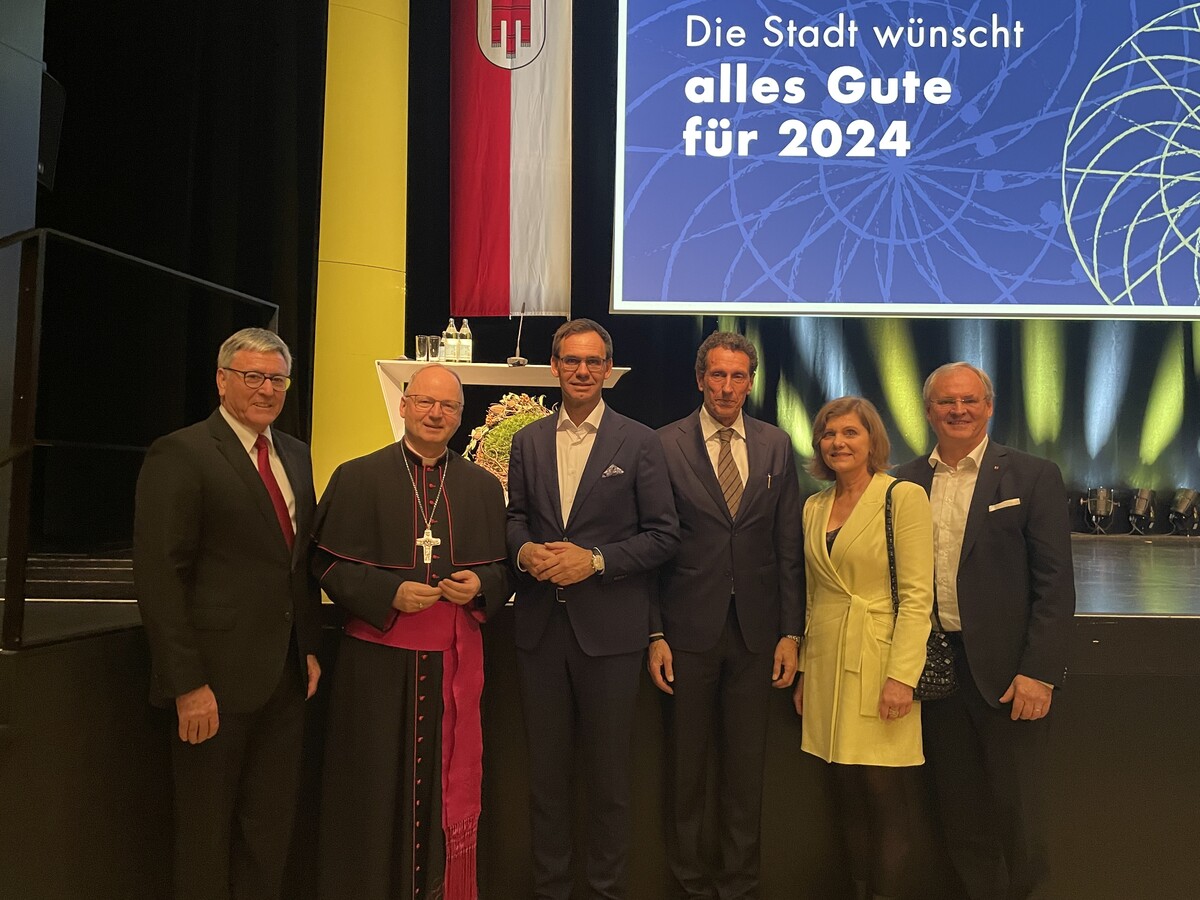 Bürgermeister Wolfgang Matt mit Bischof Benno Elbs, Landeshauptmann Markus Wallner, Festredner Julian Nida-Rümelin sowie Landesstatthalterin Barbara Schöbi-Fink und Landtagspräsident Harald Sonderegger. vn/Hartmann
