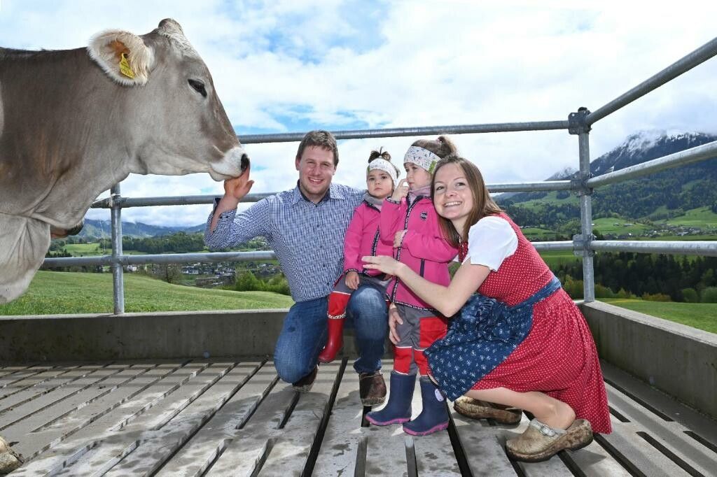 Christian und Theresia Peter vom Ferienhof Landerleben in Egg mit ihren Kindern.