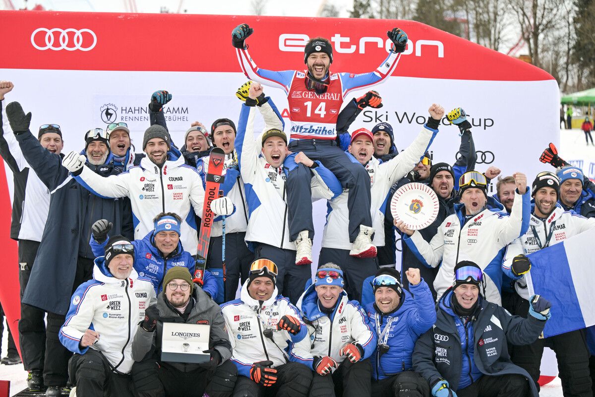 Cyprien Sarrazin ließ sich nach seinem Husarenritt auf der Streif gebührend von seinem Team feiern.gepa