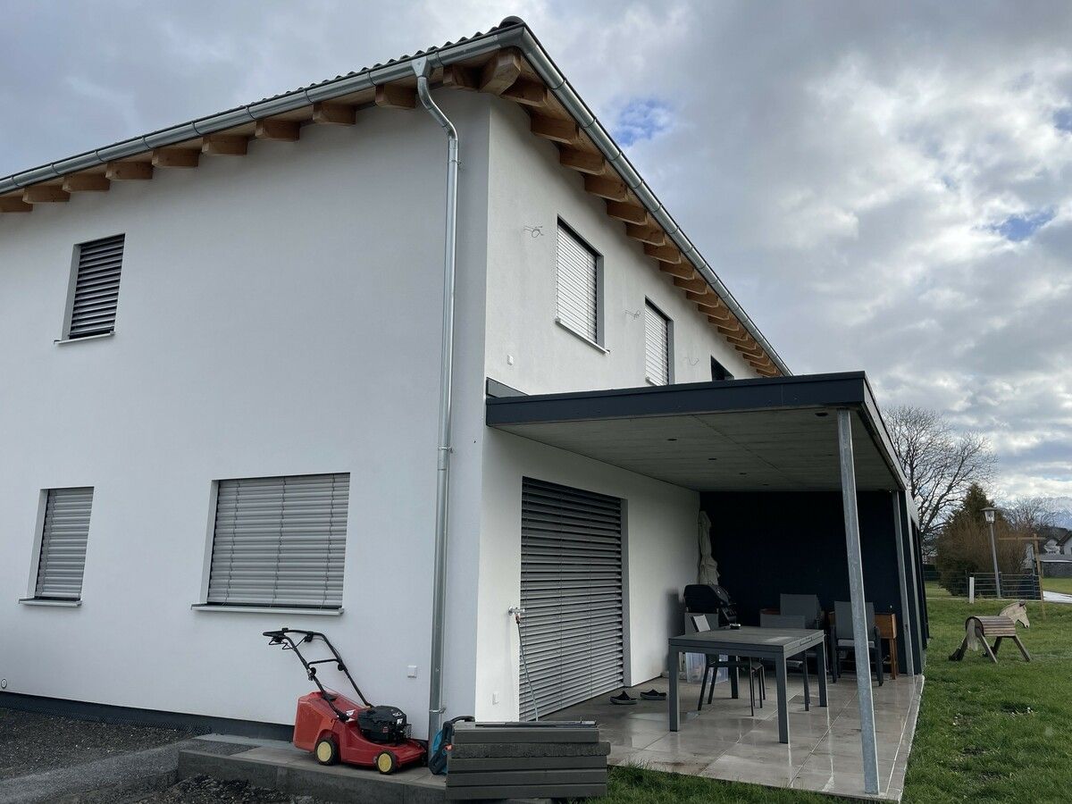 Das durchsuchte Haus in Meiningen, wenige Stunden nach dem Polizeieinsatz. VN/Hartmann