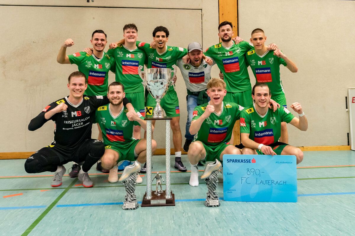 Das erfolgreiche Team des FC Lauterach holte verdientermaßen drei Trophäen.VN-Stiplovsek/4
