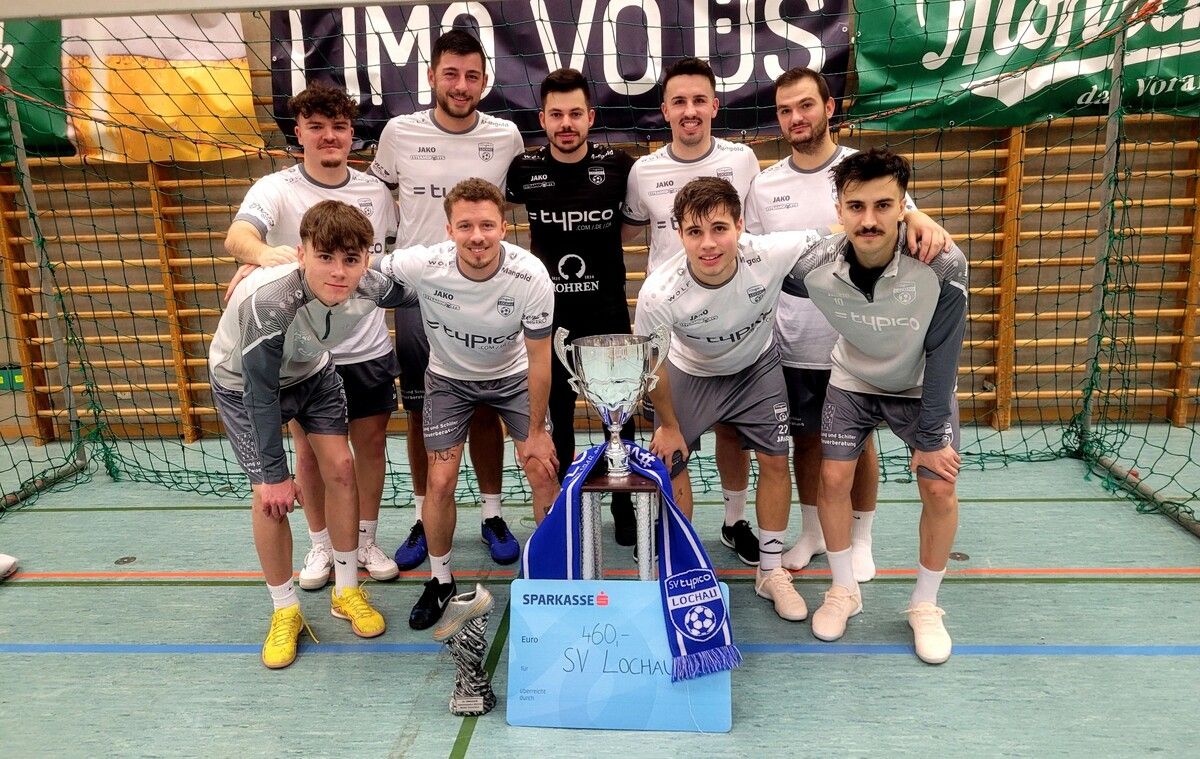 Das erfolgreiche Team des SV typico Lochau beim Finale des 26. Vorarlberger-Sparkassen-Hallenmasters-Turnier 2024 in Wolfurt mit den Siegestrophäen. BMs (2)