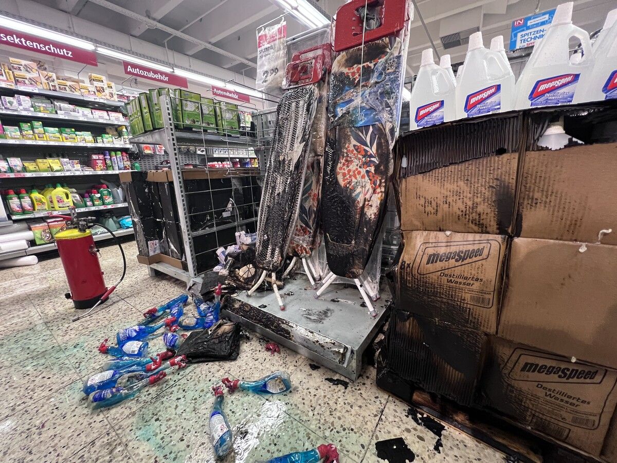 Das Feuer wurde im Kassabereich des Interspar-Supermarktes im Messepark gelegt. Vlach (4)
