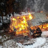 Feuerwehr rückte mit Motorschlitten  zu Hüttenbrand in Egg aus