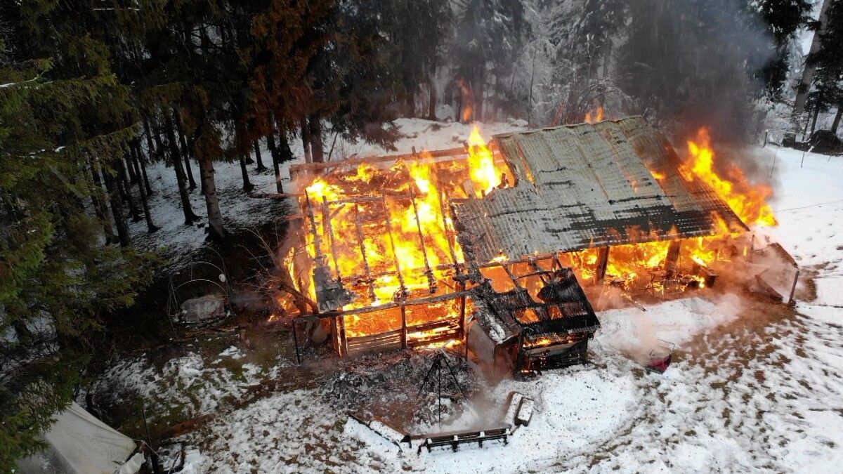 Das Gebäude lag etwa 500 Meter tief im Wald und war für die Feuerwehr nur erschwert zugänglich. Shourot (3)