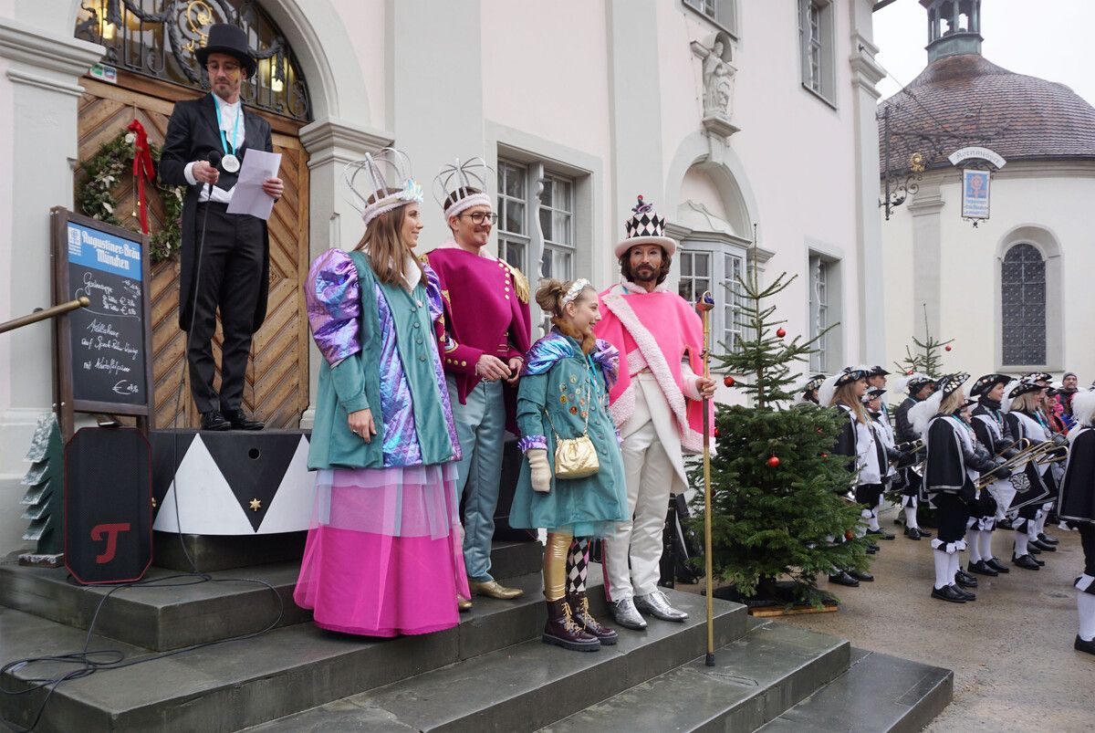 Das Prinzenpaar mit ihrem Zere, ihrem Moderator Lukas (links) und dem Fanfarenzug. HAPF (3)