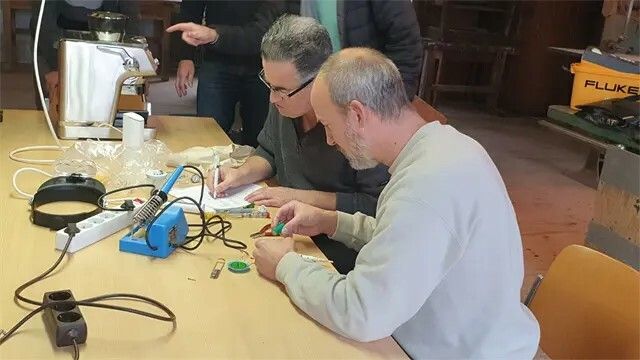 Das Reparaturcafé Leiblachtal bietet jeden dritten Freitag im Monat kostenlose Reparaturen kleiner Elektrogeräte durch ehrenamtliche Fachleute an.Stefan Fischnaller