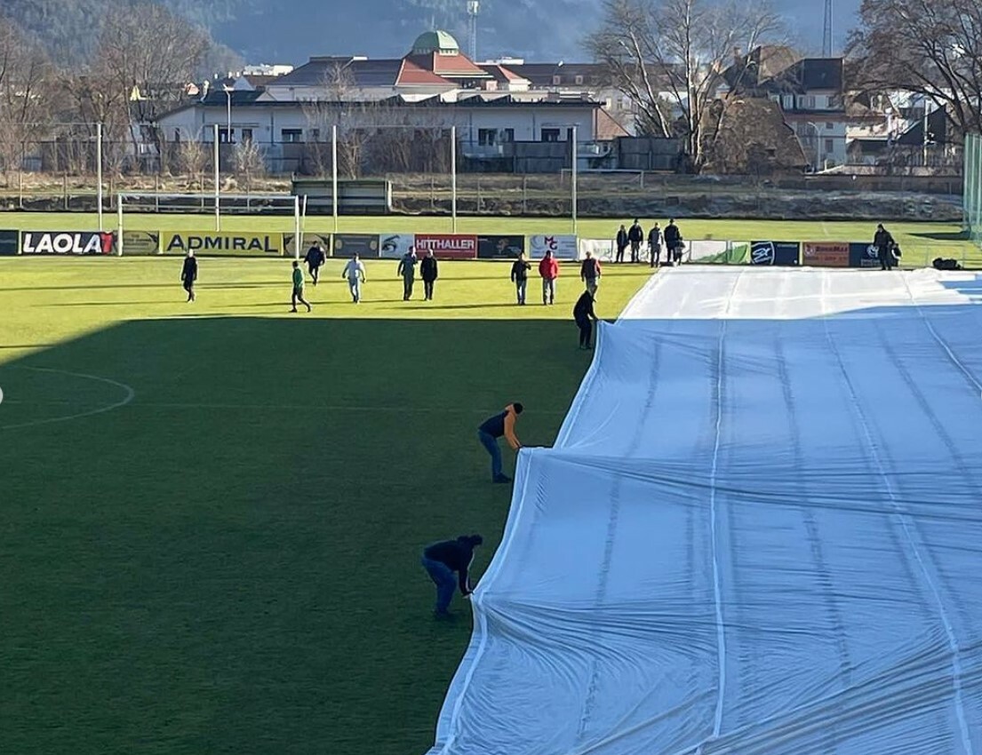 Das Spielfeld am „Monte Schlacko“ wurde im Dezember extra mit einer speziellen Folie abgedeckt, damit am Samstag die Cup-Partie durchegführt werden kann.DSV/Instagram