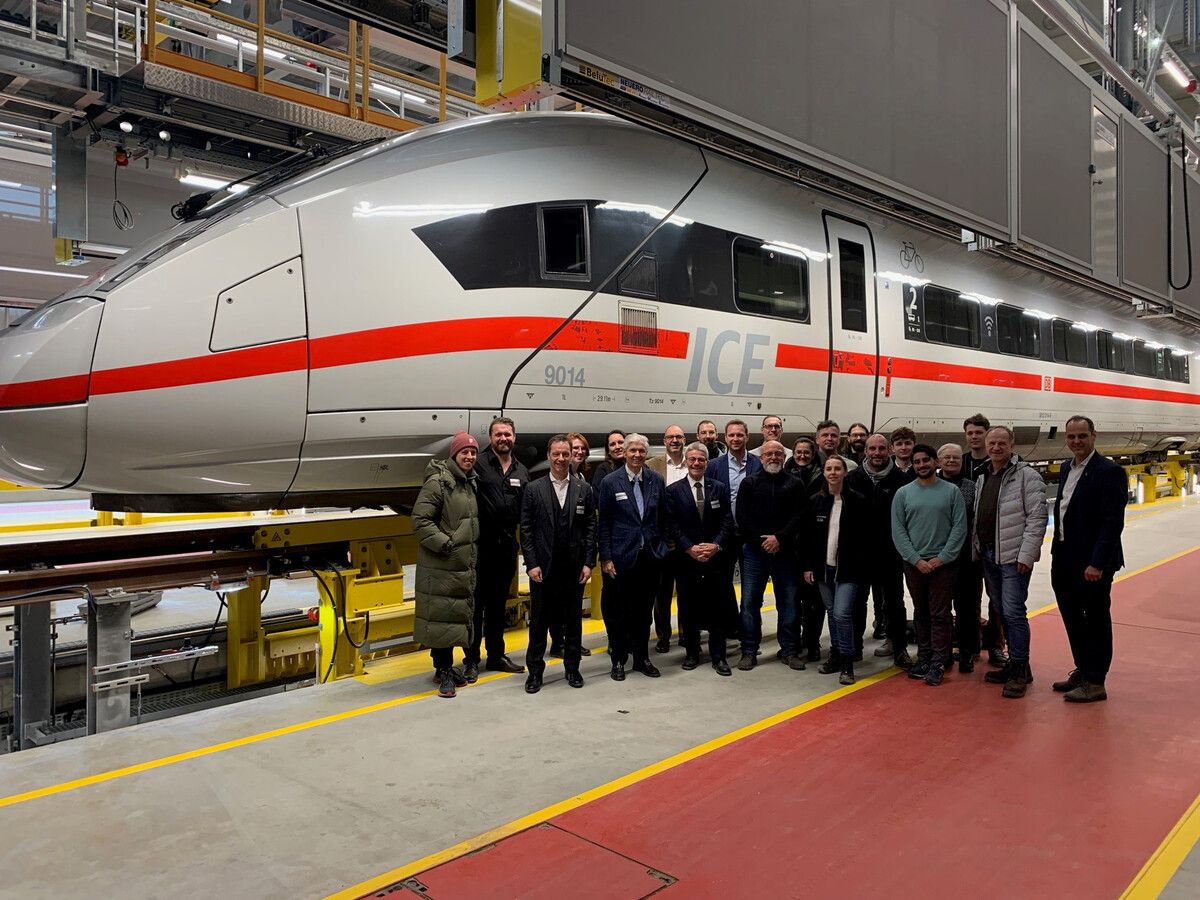 Das Team der Rhomberg Sersa Rail Group feiert die Inbetriebnahme der Instandhaltungshalle in Cottbus. rhomberg