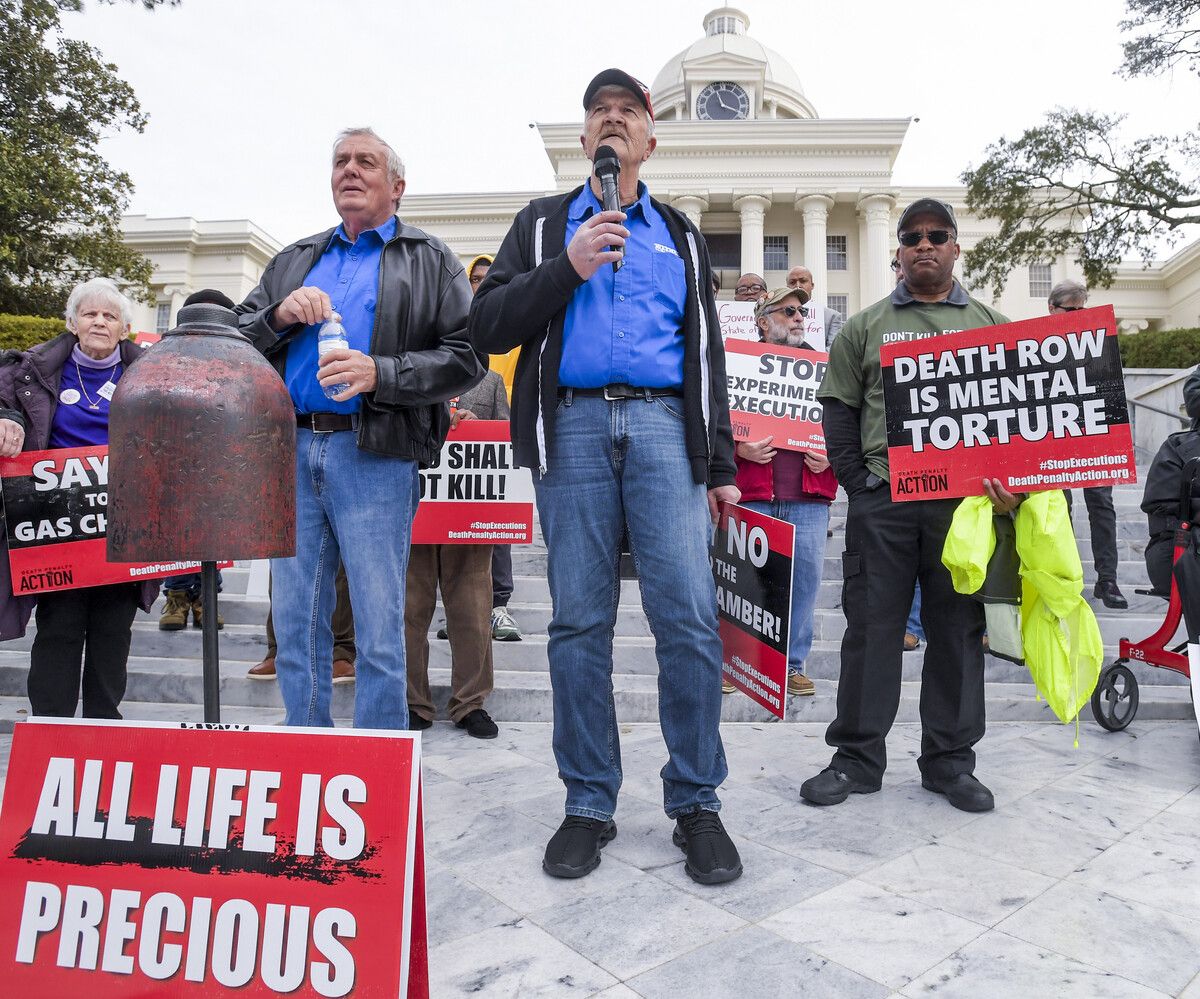 Demonstranten versammelten sich vor dem State Capitol in Montgomery. AP