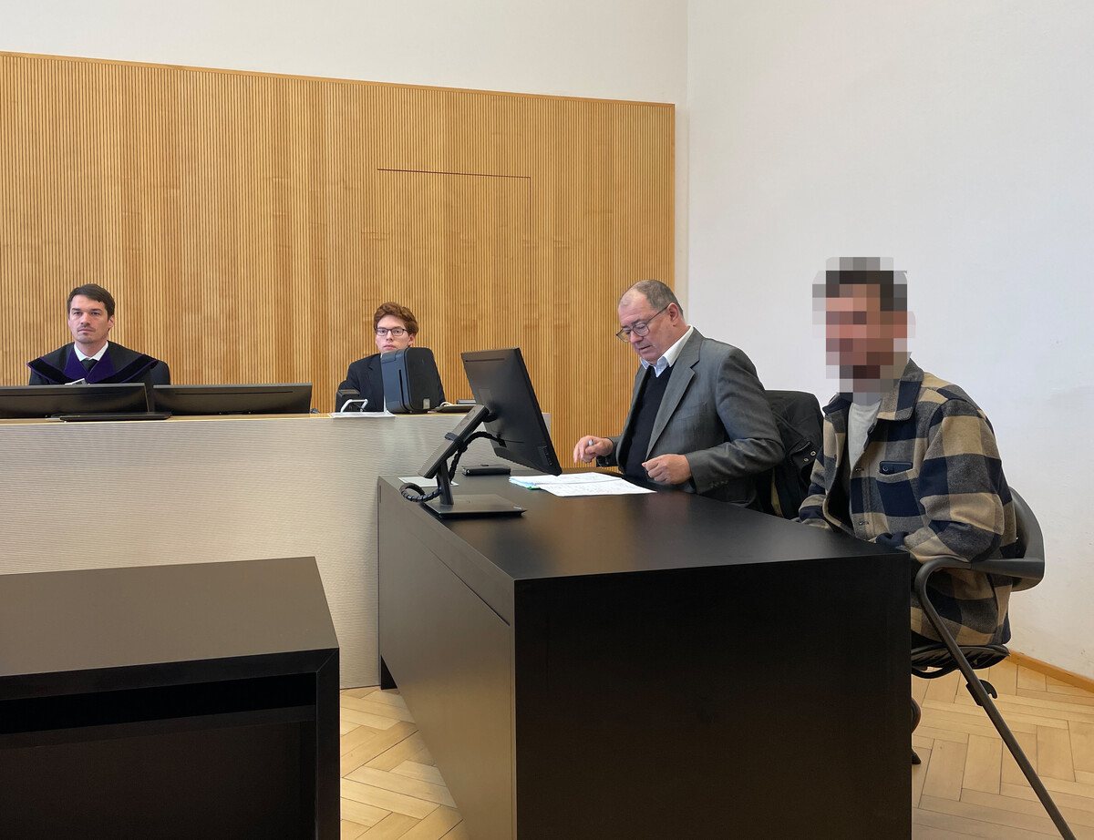 Der Angeklagte Iraker (r.) beim Prozess am Landesgericht Feldkirch.vn/mmh