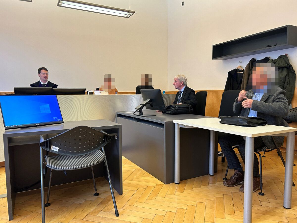Der Angeklagte (rechts) muss sich vor Richter Theo Rümmele verantworten. vn/gs