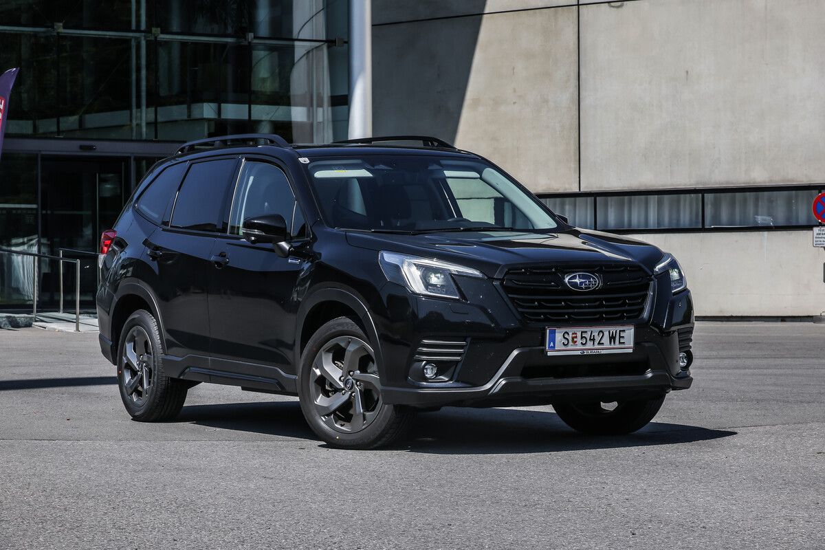Der Aufputz im Offroadlook wird durch Schwarzlackierung von Kühlergrill, Dachreling und Unterfahrschutz unterstrichen. steurer