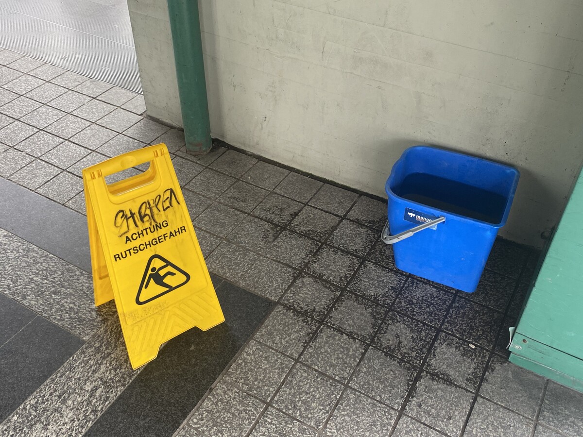 Der Bahnhof in Bregenz ist nicht mehr ganz dicht. Er zählt zu den hässlichsten Bahnhöfen Österreichs. VN/Rauch