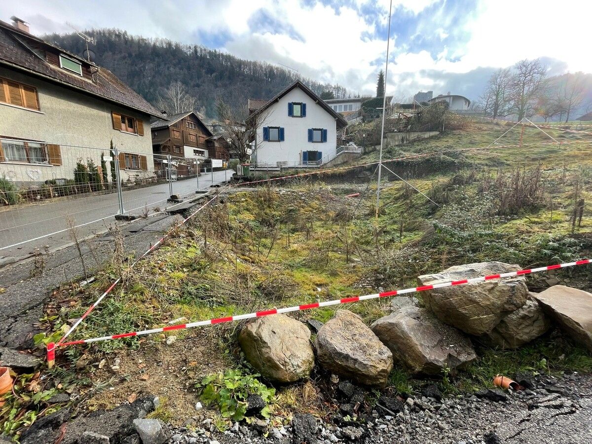 Der Baubereich ist bereits abgezäunt und eine Stange zeigt die Bauhöhe des vorderen Teils an. VN-HE