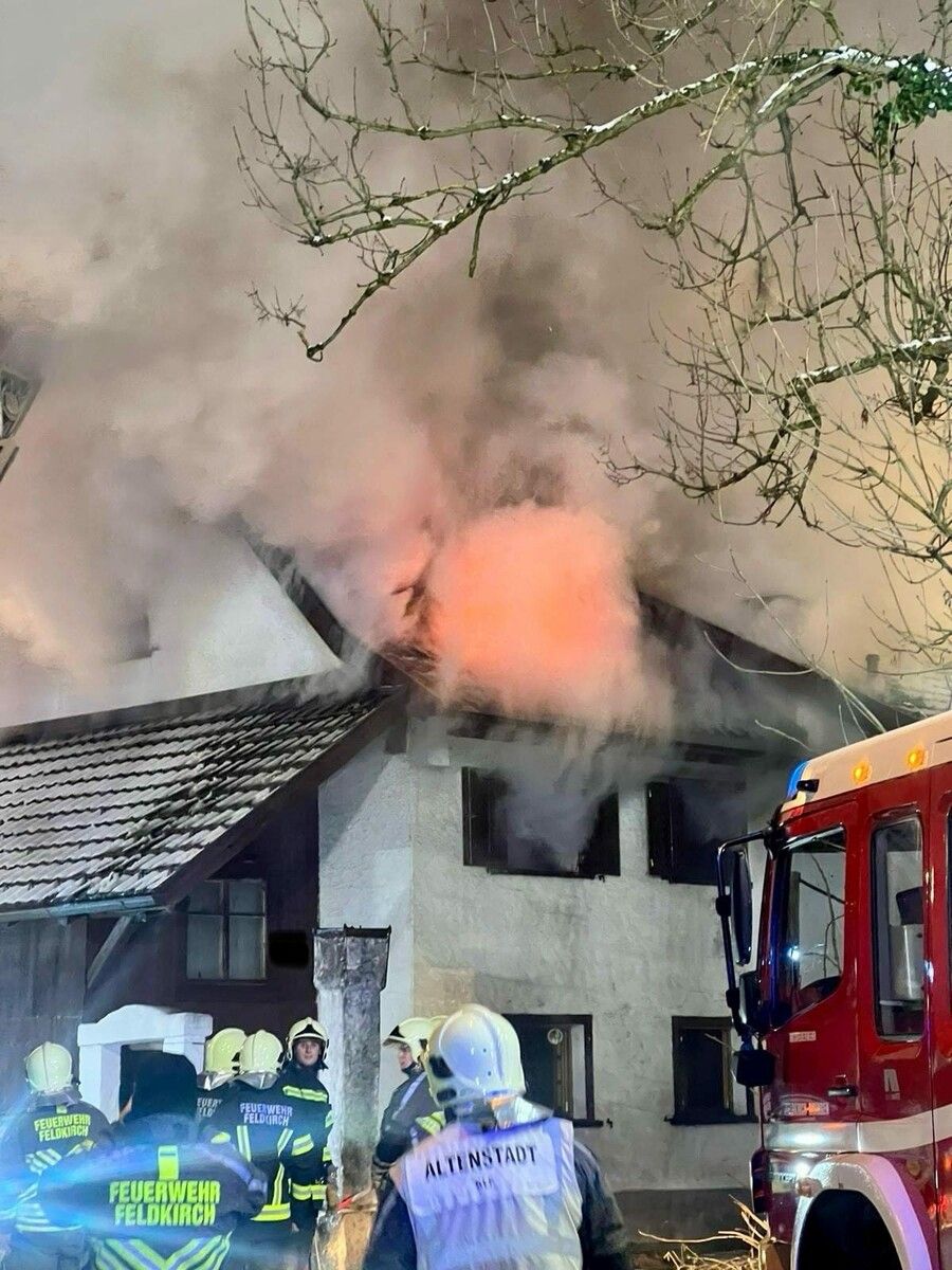 Der Brand brach im Obergeschoss des Einfamilienhauses aus. FW Feldkirch-Stadt