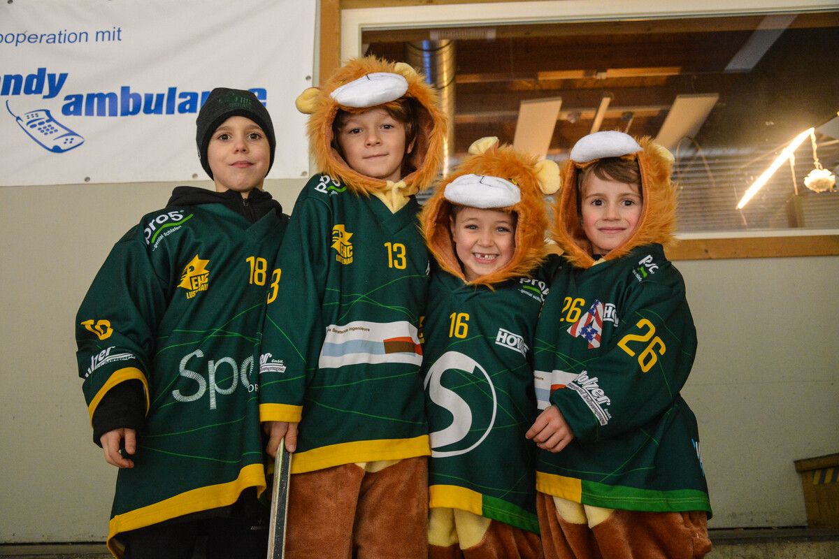 Der Fanclub der EHC-Spieler kam sogar als kleine Löwen verkleidet und feuerte ihre Vorbilder an: Liam (v.l.), Vitus, Alessio und Marlon. bvs (7)