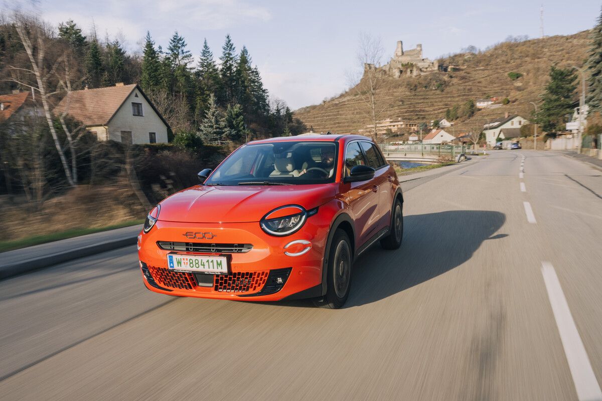 Der Fiat 600e hebt den Look des 500e auf‘s nächste Größen-Level.
