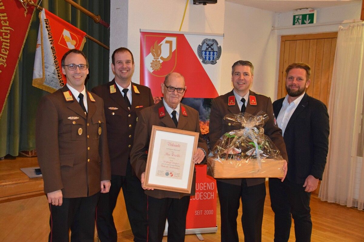 Der geehrte Max Reichle im Kreis der Gratulanten.Feuerwehr Bludesch