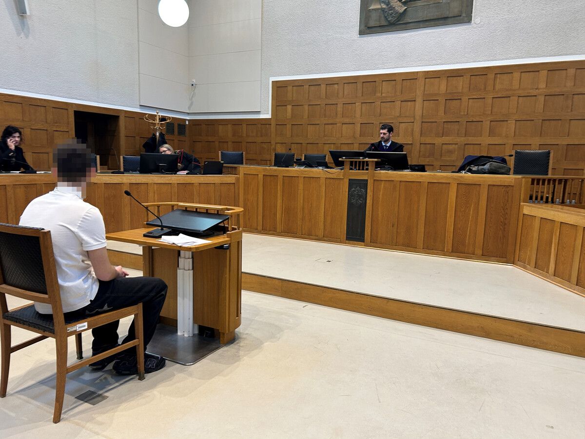 Der Jugendliche sitzt erneut als Angeklagter im Landesgericht vor Richter Martin Mitteregger.VN/GS