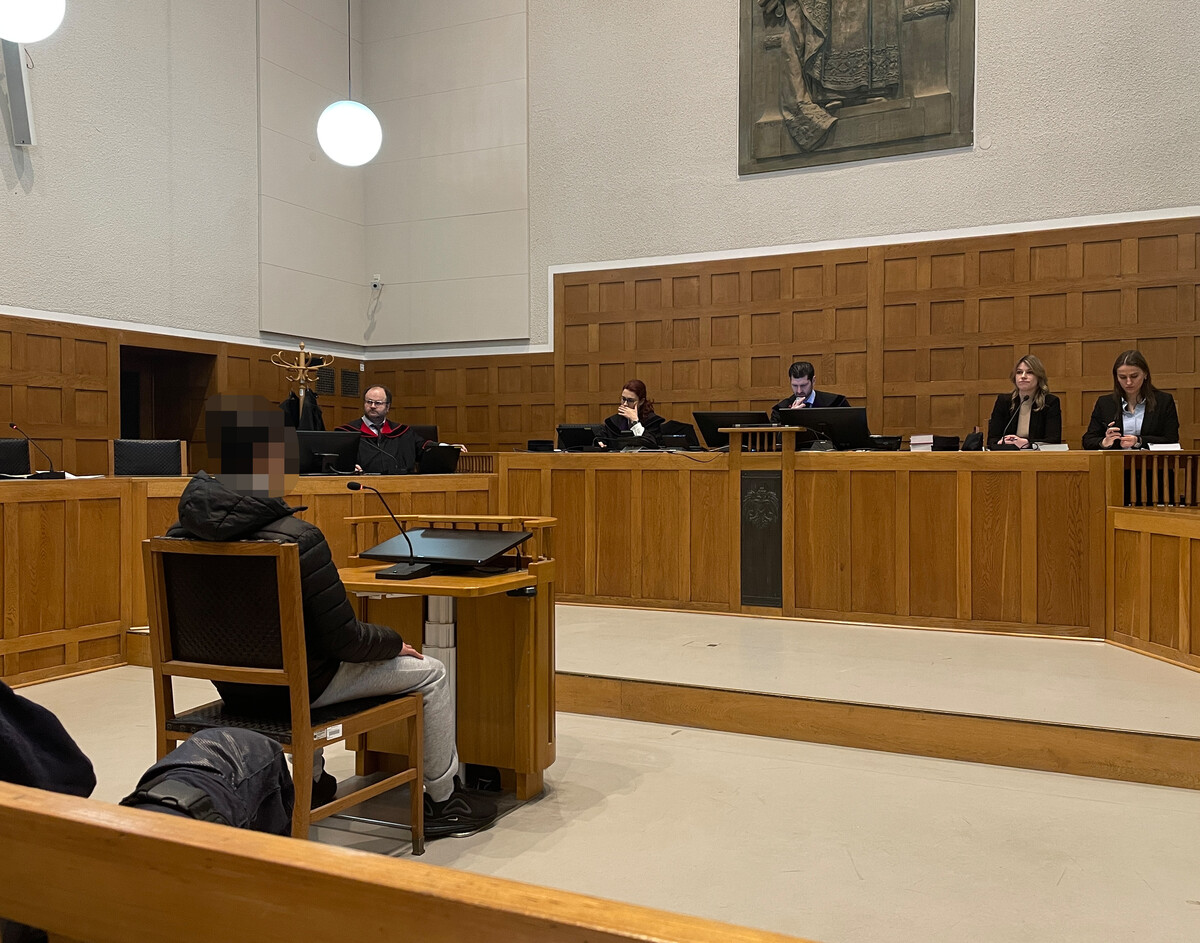 Der junge Angeklagte vor dem Schöffensenat unter dem Vorsitz von Martin Mitteregger. vn/hämmerle
