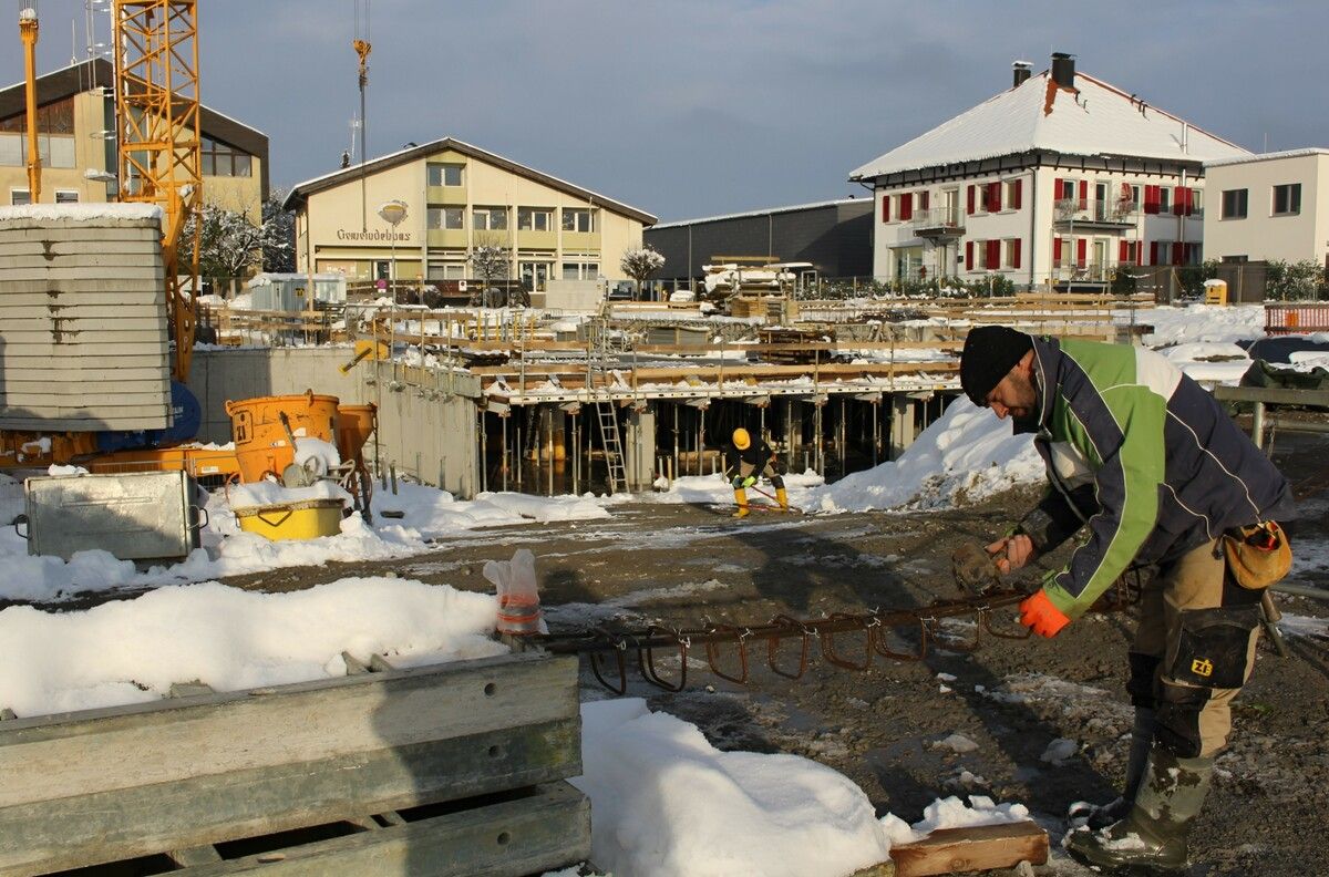 Der massive Wintereinbruch im Dezember hat die Arbeiten auf der Großbaustelle im Hohenweiler Zentrum nicht gestoppt. Mit schwerem Gerät wurde der Schnee weggeräumt. STP (2)
