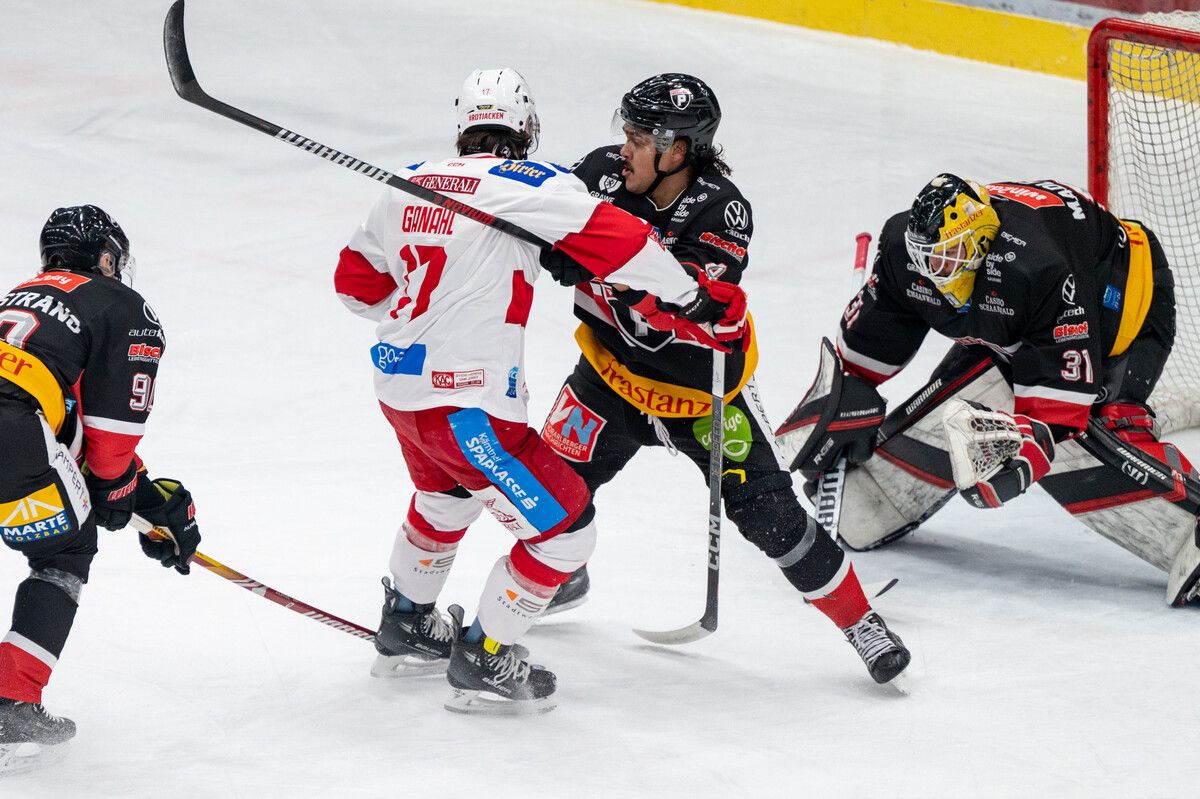 Der Montafoner KAC-Kapitän Manuel Ganahl im Kampf um den Puck vor dem Pioneers-Tor.Serra