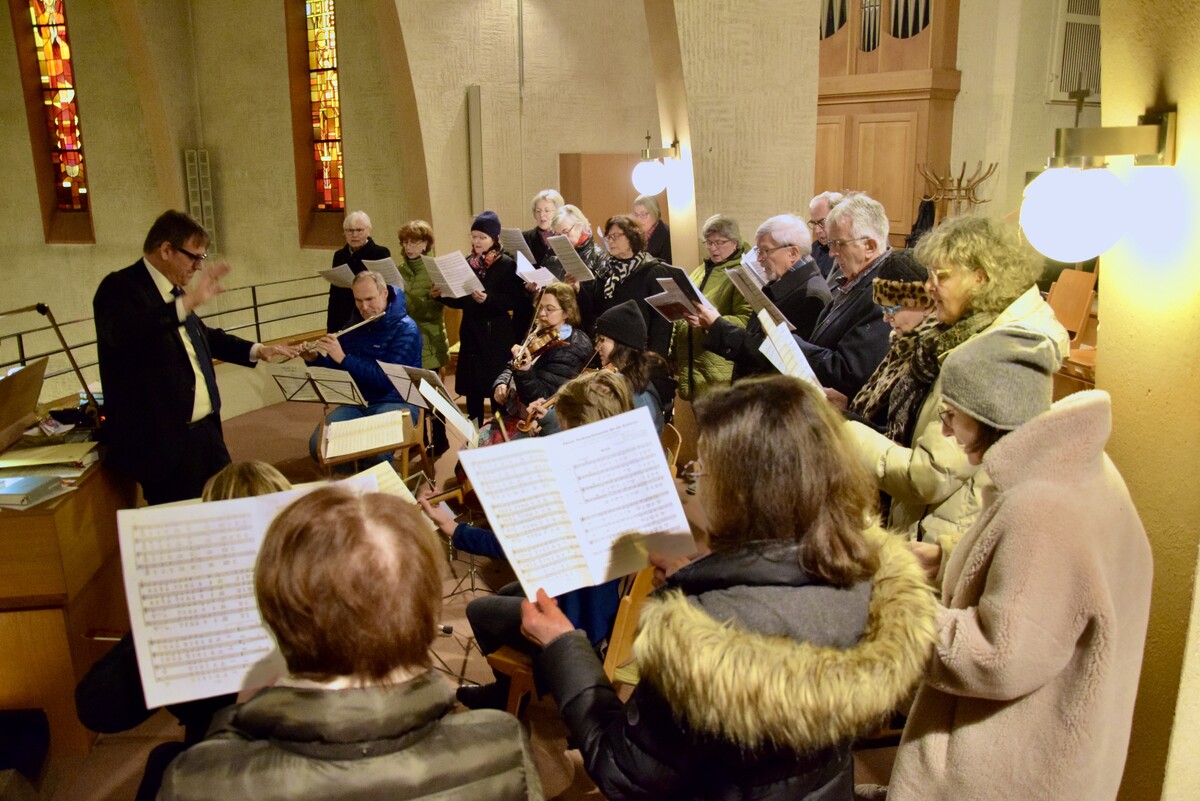 Der Projektchor Heilig Kreuz und die Instrumentalisten.