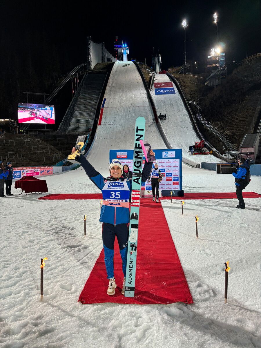 Der rote Teppich ist für Eva Pinkelnig ausgerollt. Die 35-jährige Vorarlbergerin genoss den Moment des Triumphs in Oberstdorf.Ski Austria
