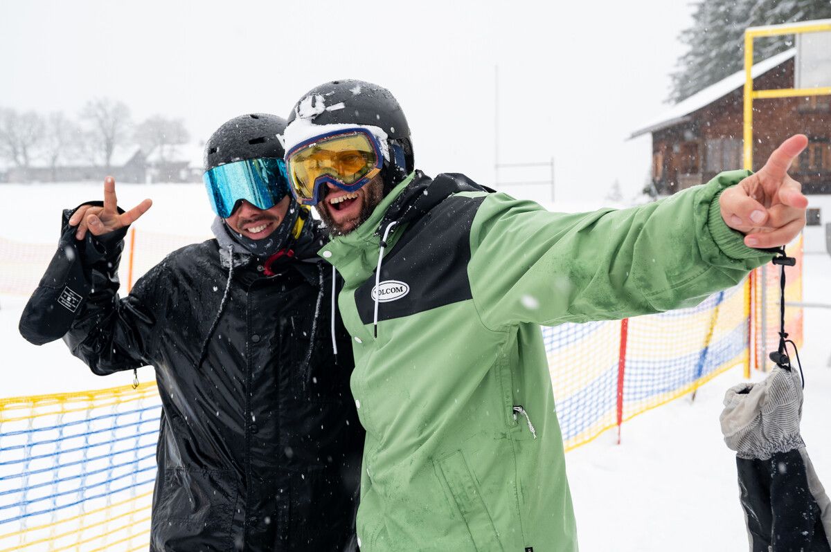 Der Saisonstart am 1. Dezember 2023 am Bödele präsentierte sich tiefwinterlich (unten links). Am 4. Dezember war im Altacher Stadion Schneeschaufeln angesagt. Tags darauf strahlten die Skifahrer im Skigebiet Valisera mit der Sonne um die Wette. VN/Steurer