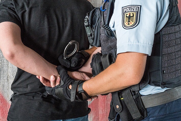 Der widerspenstige Randalierer musste festgenommen werden. symbol/Bundespolizei