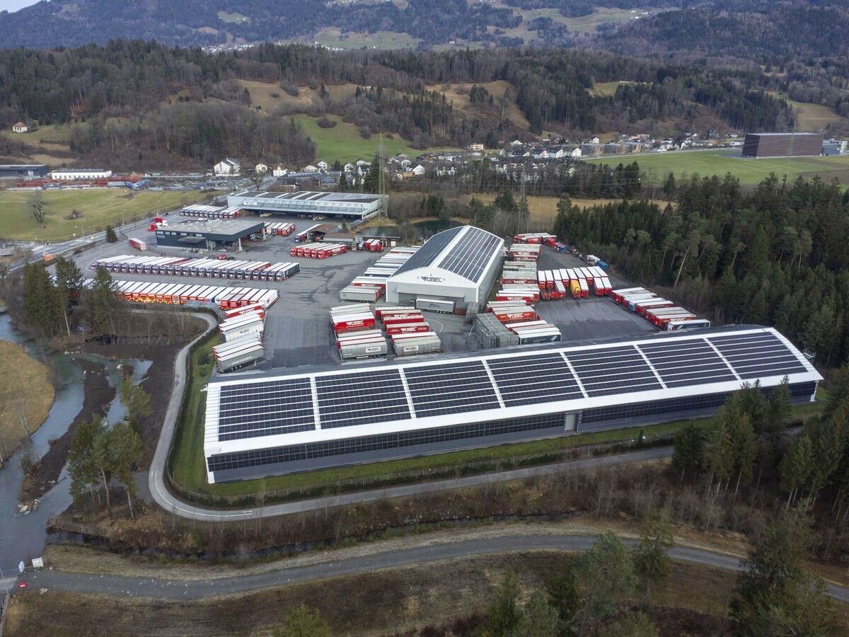 Die 950-kWp-Photovoltaikanlage von Vögel Transporte in Bludesch soll in wenigen Wochen den Betrieb aufnehmen. FA